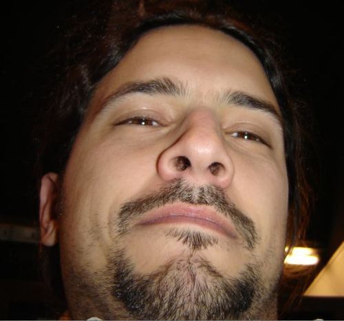 Padre de Gino y Mora. Marido de mi mujer de toda la vida, Pato. Músico amateur, bastante malo por cierto. Lic. En sistemas. Emprendedor TIC.