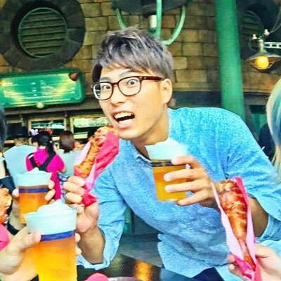 かつて谷川POPゴリラで、ステージ上手で花柄のシャツを着て、赤いSGを振り回していた人です！ 今はフロアのかげで谷Pを見守るお父さん的エンジョイです！笑 新しくただのエンジョイのアカウントも作ったので、気になった人はフォローお願いします！→@Haruka_End_