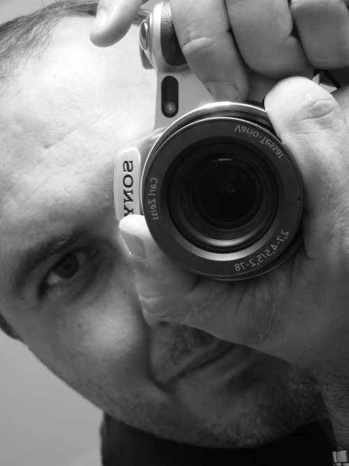 Patriota, Conservador, Cristão, Pai de duas filhas, Marido, Capitalista social, a favor de Liberdade econômica, de expressão e de empreendedorismo livre...