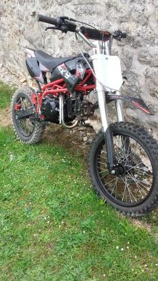 bonjour A tous je m appelle Kevin je suis YouTubeur j ai 14 ans  je fais des videos sur: la moto ,le VTT. .......