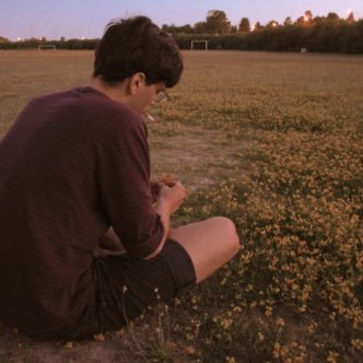 Ma vie c'est le néant, voilà pourquoi j'ai jamais rien à écrire. ☁️