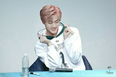 UshiWu's profile picture. «une vrai saloppe qui fouine partout»