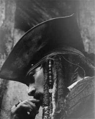 Ya me conocéis. CAPITÁN de la Perla Negra.
❝MY PEANUT❞「True love is always in a bottle」
➤Sacando de quicio al Mocodoro Jamesie Lawrencio Norri.