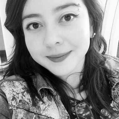 Publicista, obsesiva, criticona, amante de la comida, las letras, la fotografía y las redes sociales.