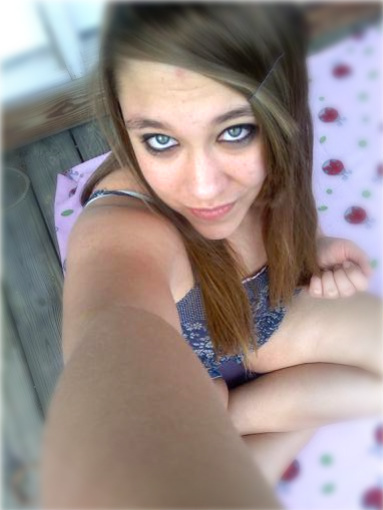 lindsey|fifteen|singlee. @ktlinnsonn is my twinny so follow her :D and follow me, please and thanks!
