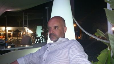 Perdonen si les llamo señores, pero aún no les conozco muy bien.