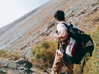 
من همانم
مهربانِ سال های دور
رفته ام از یادتان؟
یا می شناسیدم؟