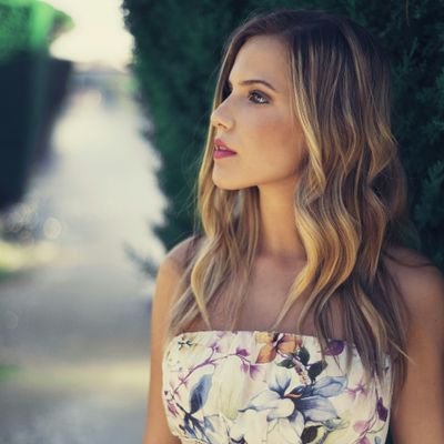 AlejandraGR03's profile picture. Haz lo que quieres hacer antes de que se convierta en lo que te gustaría haber hecho.