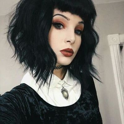me encanta leer,escribir,la música electrónica, todos los tipos de rock y el pop. algún día me encantaría ir a estudiar literatura inglesa.