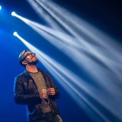 Comediante y Mago Profesional. Locutor del Pongámonos Serios. Estudiante de Cine, Autodidacta.