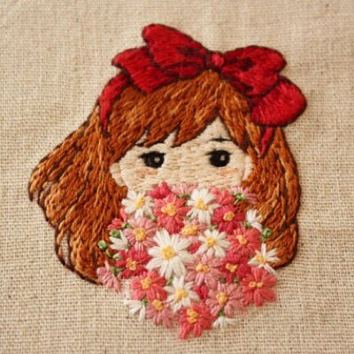 刺繍作家 ■新刊『yulaのカラーブック 暮らしを彩る14色の刺繍物語』■著書『yulaの刺繍 草花の処方箋』 『yulaのリース 植物刺繍と過ごす12ヶ月』 『yulaの幸せの刺繍 私の好きなもの』