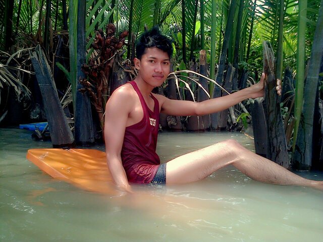 daffianoazizi's profile picture. i'm open minded person...and i like people who an honest,low profile