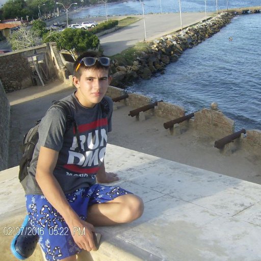 Estudiante de comunicación social.
Locutor.
Amante de los gatos.
Soñador.
(SOY DIFÍCIL, PERO QUIEN SE GANA MI CARIÑO, SE LO GANA)