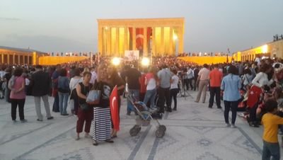 Profildeki fotoğraf, bakış açısını yansıtır. 
Aktarımlar (Retweetler) ve fav. onaylandığı anlamına gelmez.