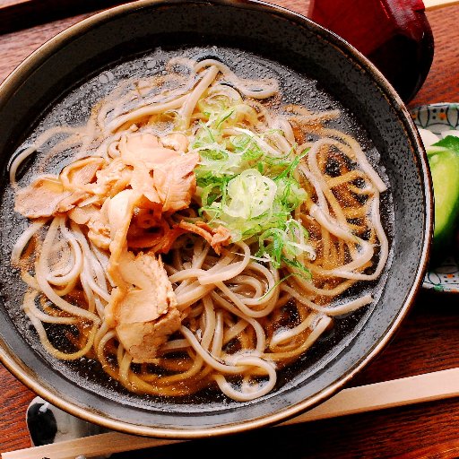 フォロー大歓迎✨ 日曜祝日定休。 銘酒「そば屋の隠し酒🍶五薫」や「十四代」がいつでも飲めるお店。 オリジナル高級乾麺ギフトは高島屋オンライン等で。 やまがた特命観光・つや姫大使、痛そばプロジェクト委員長も😊あと、富田靖子さんの大フアン🎵