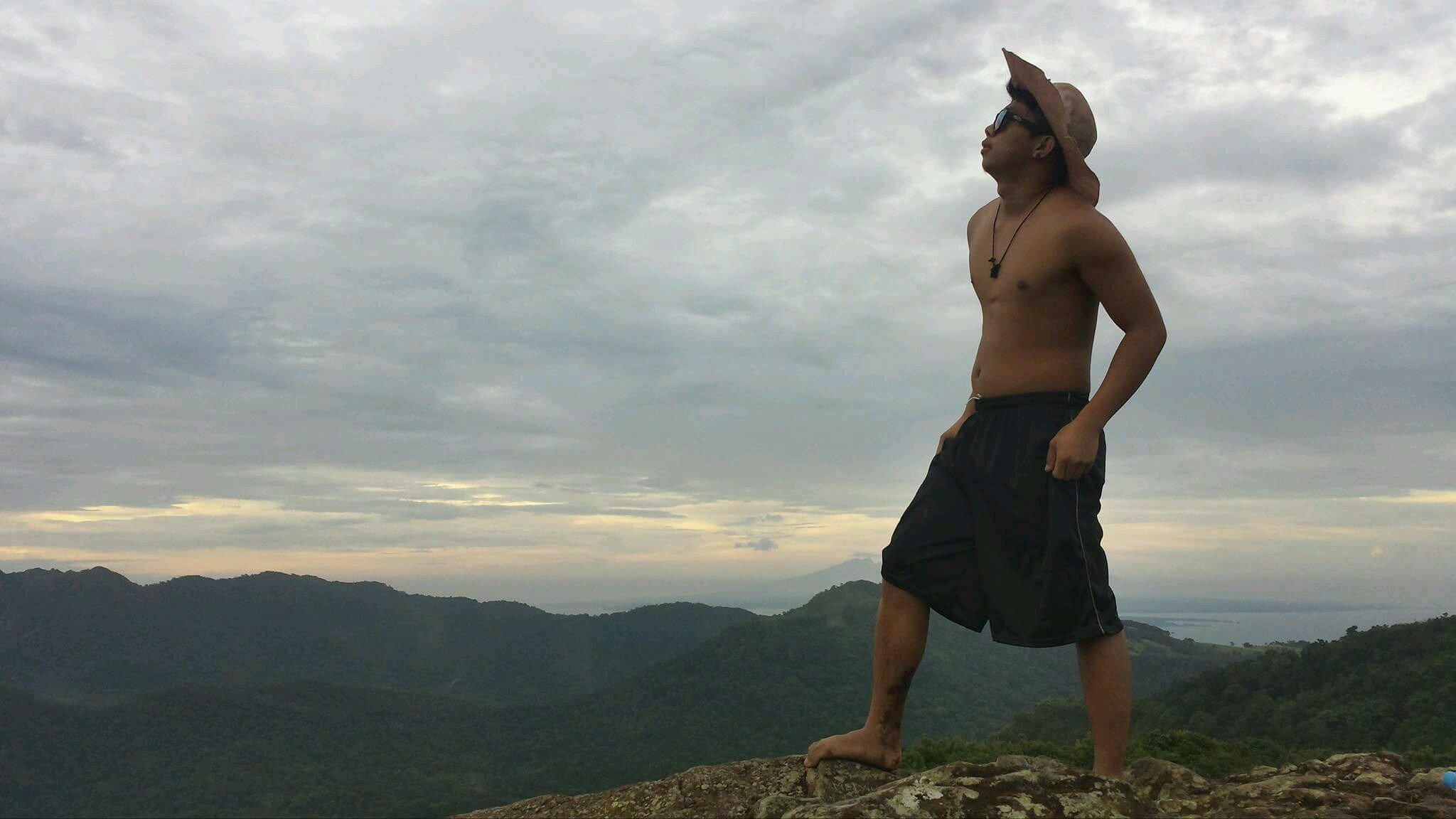 hindi porket Gwapo Hindi na NASASAKTAN