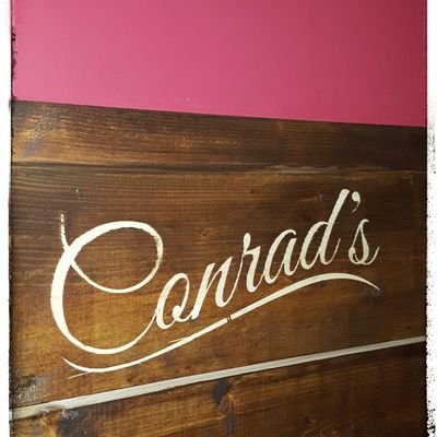 Conrad's. Un espai gastronòmic on es pot sopar els caps de semana disfrutant productes frescos i de proximitat, maridat amb bons vins i un gran cafè.