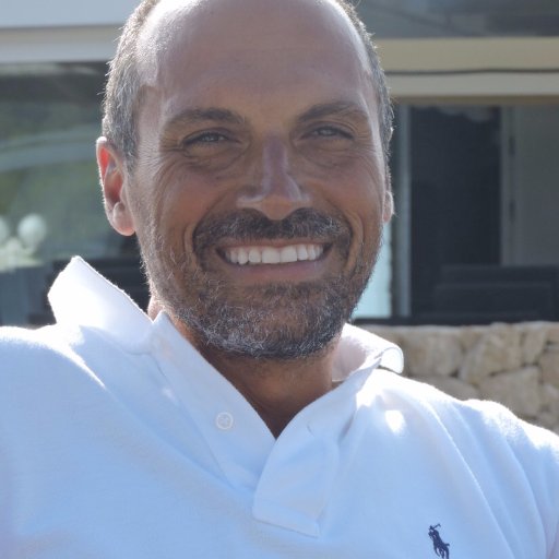 Periodista. UAB, UB, UEM, UPF. À PUNT, C9-TVV, TVE-CAT, ATV, COOB’92. Pare de Júlia i Xavi. Enganxat a la neu i la mar. La gossa es diu Lola.
