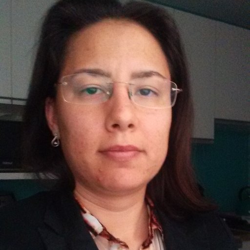 Profissional de Educação Física. Futura Técnica em Radiologia com ênfase de oncologia. Corredora.