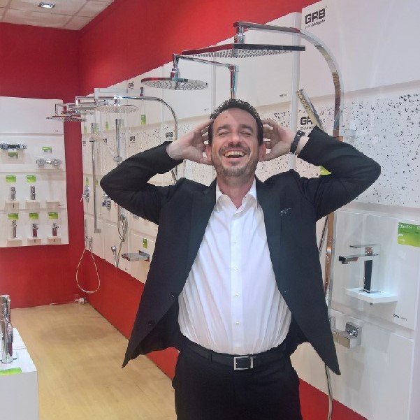 rladronj's profile picture. Empresario industrial. Sin ideología al uso porque viajo y leo. Siempre observo y aprendo. Invento e imagino cosas, e intento lo difícil: hacerlo realidad.