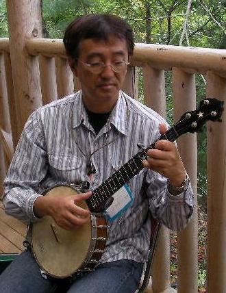 弦楽器はなんでも弾いちゃうプレイヤーです。休みの日は晴れていたら庭のバラの世話、街のイベントで演奏。雨の日は楽器の練習。市役所の職員。夜は街づくり会議に。家族、市民、そして自分のために働きます。自分を一番必要としてくれるところにいたいと思っています。本気で生きている人と友達になりたいです。