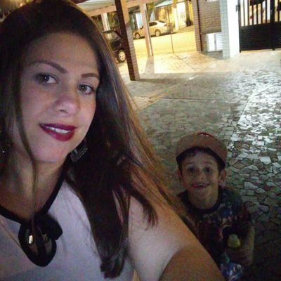 Nascida em Santos, Advogada, Taurina, Corinthiana. Apaixonada por Moda, Make, Música e Agora Mamãe de Gêmeos mais feliz do mundo...
