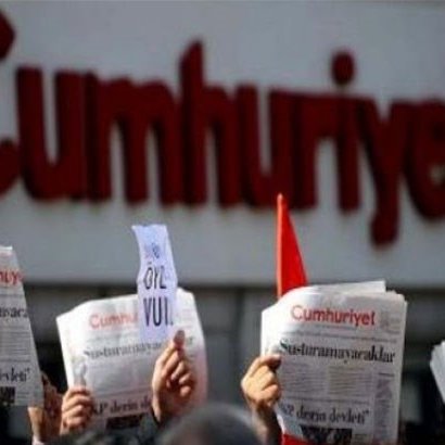 Cumhuriyet  Gazetesi'ne yapılan hukuk dışı operasyonla tutuklanan ikisi  meslektaşımız dokuz Cumhuriyet emekçisi ile dayanışmak amacıyla kurulmuştur