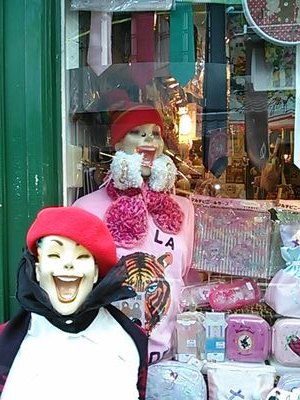 文化屋雑貨店熊本店です。 国内外の面白くて変わった商品を集めた、服飾雑貨店です。 POPでかわいいswimmerから、バック、アクセサリー、コスプレ、ゴシック系ファッションなどなど…取り揃えています。(定休日火曜日)
