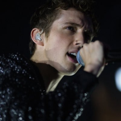 best pictures, videos, gifs, and edits of king troye on stage | credit in likes!