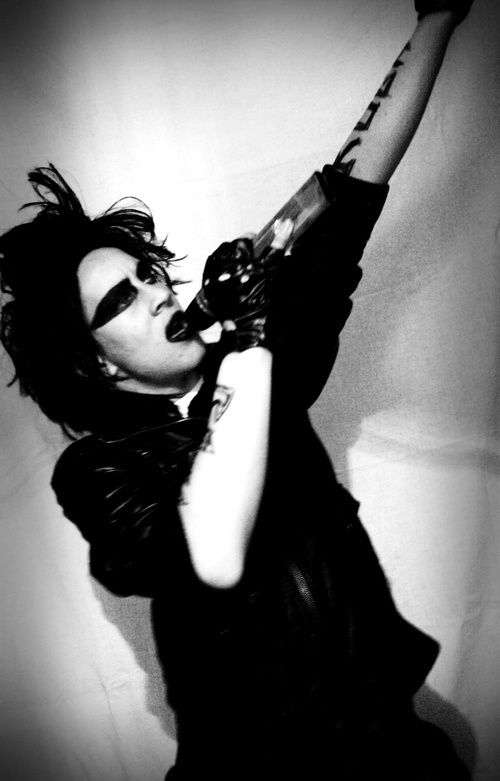 Hey,i wont to be a singer and i hope somebody can help me or sombody love my voice,i make fotoshootings and concerts....The right name of me is Jack Travis