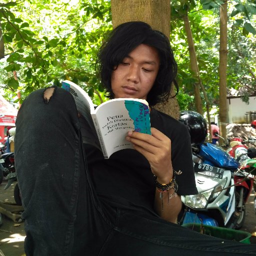 Ogang_Gembel's profile picture. || Penulis Lepas || Orang hitam yang tersesat || Penikmat kopi, buku, dan kata-kata.|| Pelanggan setia Bi' Unah ||
