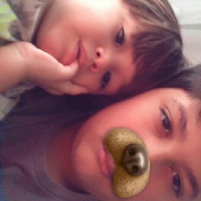 Oi, eu tenho 12 anos gosto de vídeo game , ver vídeo no YouTube