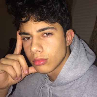 kylerpgroyals's profile picture. j'oublie pas qu'en caressant une rose j'aurai affaire à des épines