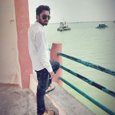 व्यक्ति अपने गुणों से ऊपर उठता है । ऊँचे स्थान पर बैठ जाने से ही ऊँचा नहीं हो जाता है ।