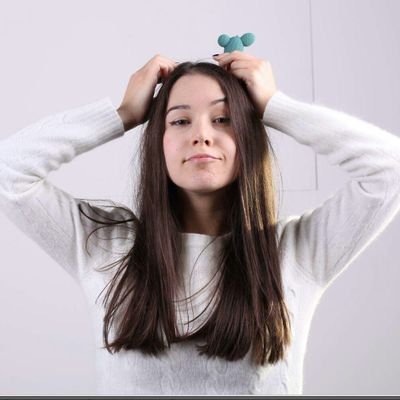 Sono ancora in quella fase della vita in cui stacco i bollini della frutta e me li incollo in fronte.