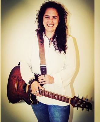 Cultuurcoach, radiomaker bij Omroep Venray (roadtrip) , trotse moeder en intens gelukkig met de liefde van mijn leven. Tressure music, love and life
