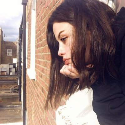 rayanisedia's profile picture. if you wanna talk, baby use your hands.