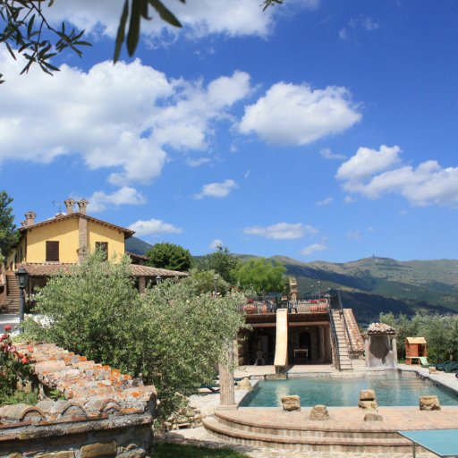 Agriturismo biologico a pochi chilometri da Gubbio. Ristorante panoramico, piscina, area attrezzata per bambini. Dotato di camere ed appartamenti.