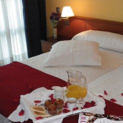 Tu hotel con encanto en Cantabria. Ideal para descansar y disfrutar de las múltipleas actividades que ofrecen la costa y la montaña en familia o con amigos.