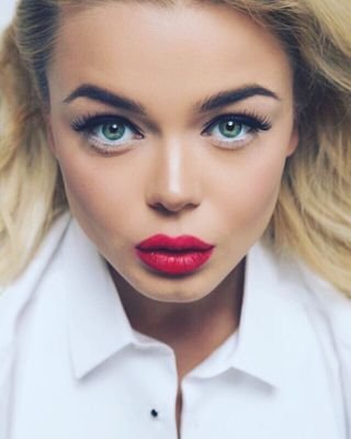 AlinaGrosu19's profile picture. 