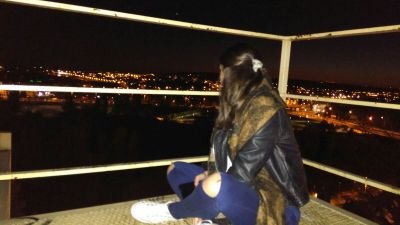 Supo que ya no era una niña cuando el monstruo que vivía bajo su cama quiso dormir con ella. Estudiante de Psicología en Salamanca.