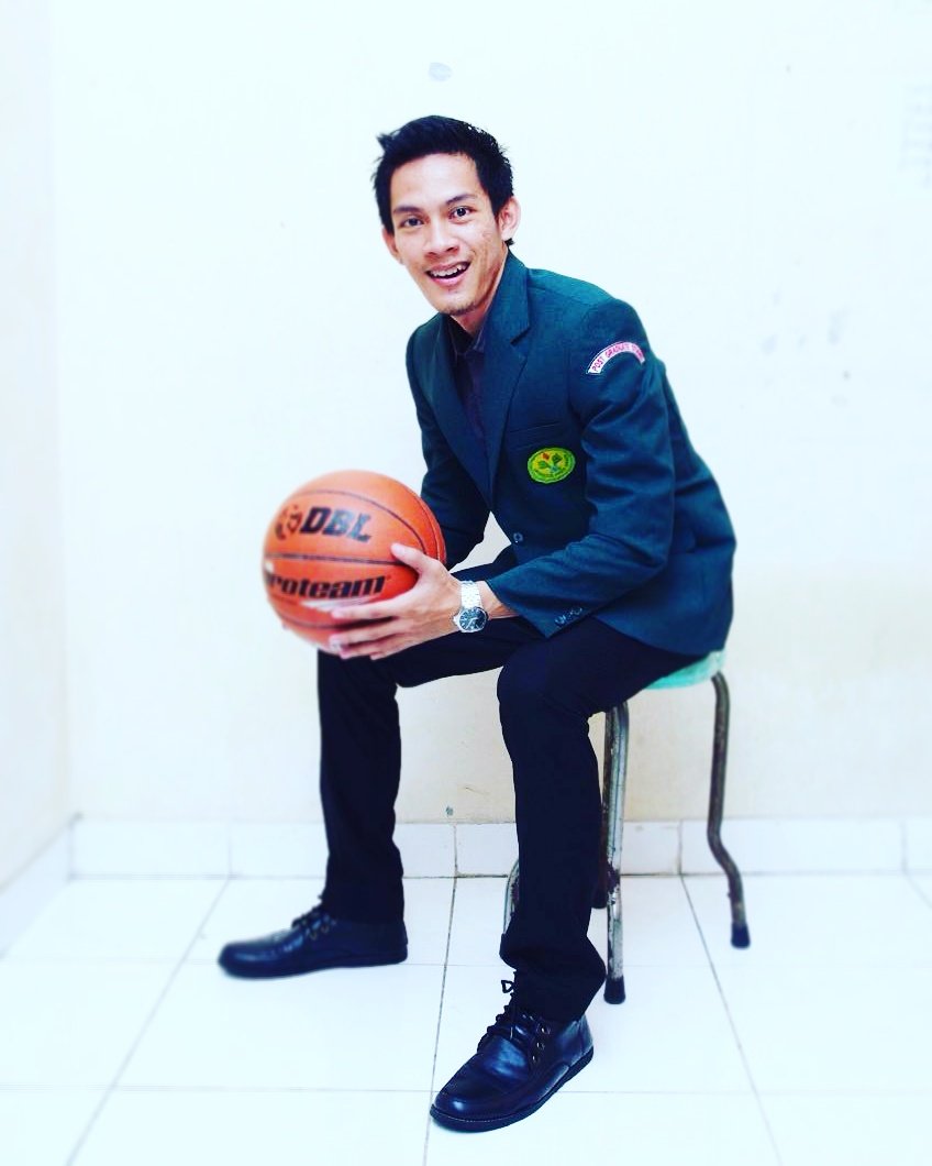 AriTuring's profile picture. Kalian boleh memenjaraku dimana saja asalkan dengan buku karna dengan buku aku BEBAS