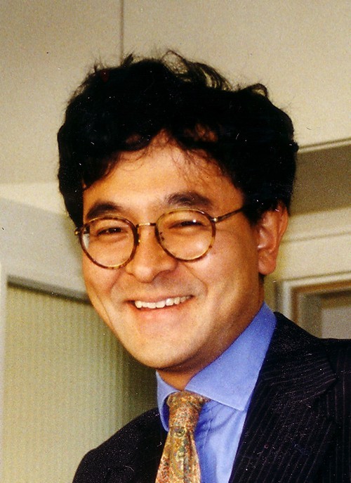 １９９０年からドイツで取材・執筆しているフリージャーナリストです。元NHKワシントン特派員。イスラエル、中東欧、旧ソ連でも取材しました。「偽りの帝国」「日本とドイツ　二つの戦後」「メルケルはなぜ転向したのか」、「脱原発を決めたドイツの挑戦」、「ドイツは過去とどう向き合ってきたか」などドイツに関する本を２７冊書きました。