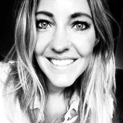 nicole_slager's profile picture. Art director bij 10uur | Ontwerper | Woont bij de zee | Regelmatig in Amsterdam | Gek op printjes | Loopt op sneakers | Wordt blij van mooi design