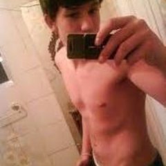 Eu sorrio bonito e deixo os outros querendo sαber o segredo que me fαz feliz; XD