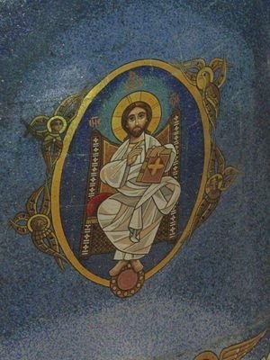 Le Saint Père céleste engendre Sa lumière = Son Fils Le Verbe parlant créateur toujours uni avec Le Père et émis de Lui = (Né) en tout temps sans séparation.