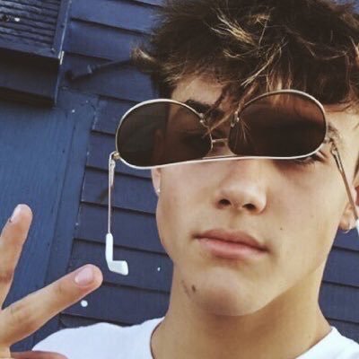 Follow @elitedolan bc she just gave you this free follow