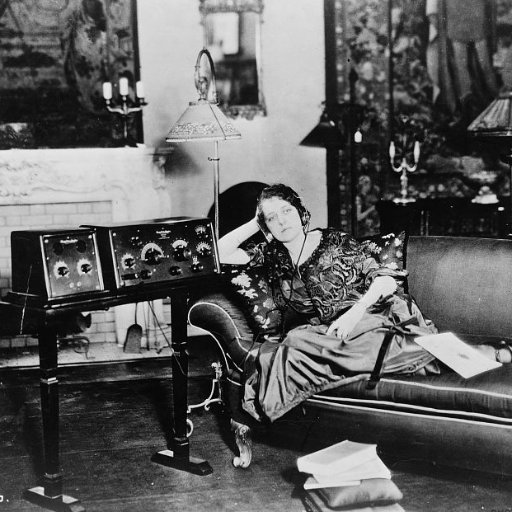 • Presenter of the radio programme The Sunday Tea Dance • Collector of radio shows from a gentler age ~ Currently building an OTR site: https://t.co/DUrGnm2CLd