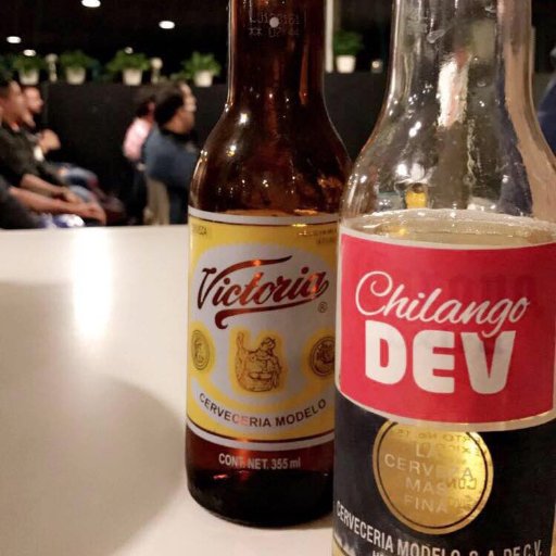 Somos una comunidad de desarrolladores web y nos reunimos una vez al mes para platicar, aprender, chelear y comer pizza.
