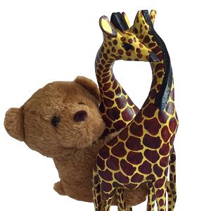 O #blog Ukuhamba é a nossa segunda casa! Tiffany e Dallas são as nossas personagens: a girafa intelectual super vaidosa e o ursinho de peluche fofo.